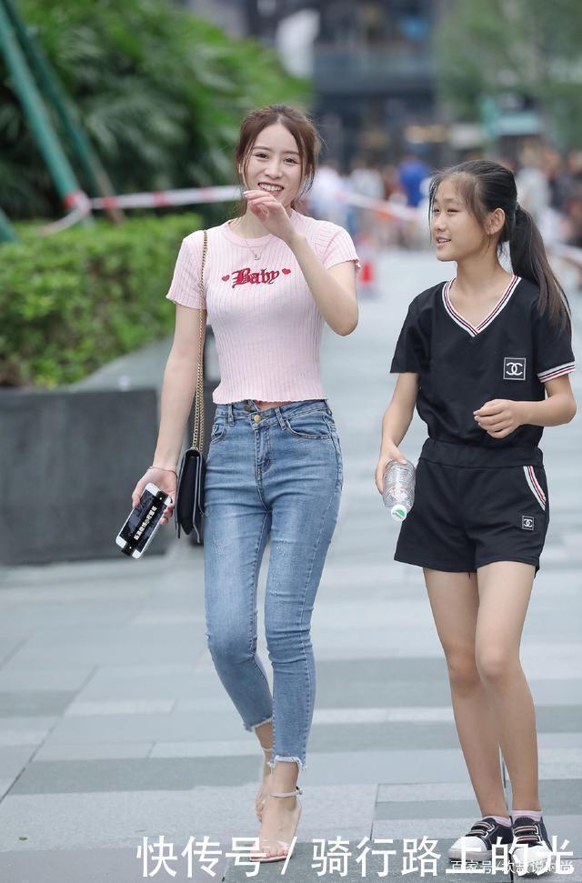 粉色针织衫减龄又好看，搭配牛仔更显高挑，宛如邻家阳光小妹妹