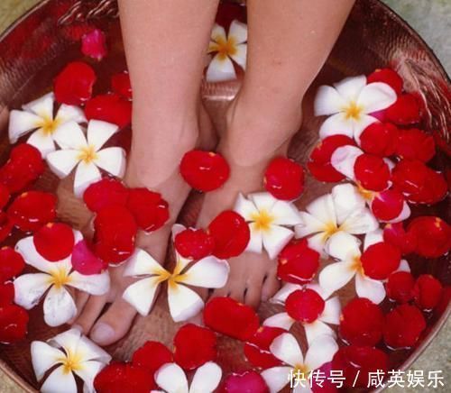 泡脚|泡脚也有一套讲究,往水里加入这4种东西,养生效果翻倍