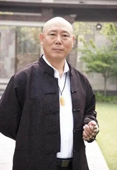 两个字@老戏骨李成儒的书法不错,用笔精准,用墨沉稳,水平不输书法家