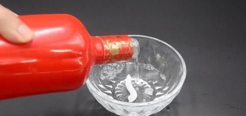 清洁剂|年前大扫除,玻璃太脏别用水擦了,只需喷一点它,干净透亮无水印