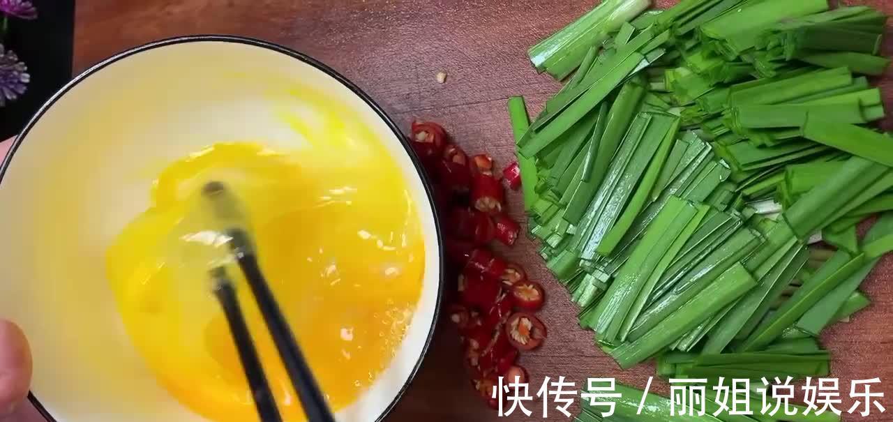 韭菜鸡蛋炒粉条，香浓味美香辣入味，即能当菜又能当饭，大家喜欢