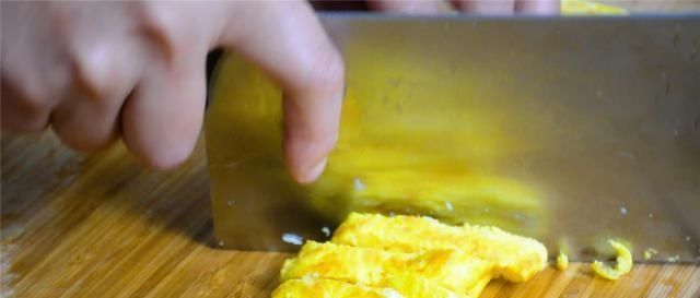  孩子|3个鸡蛋，2个杏鲍菇，简单一做，我家一周吃5次，上桌孩子超爱吃