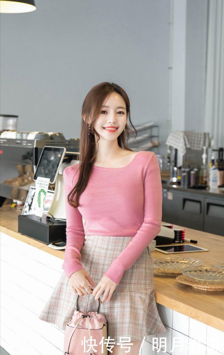 简约时尚透气羊毛打底衫搭配高腰百褶裙,穿搭甜美可爱,时尚迷人