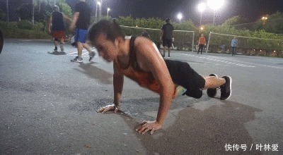 做俯卧撑|小哥每天做50个俯卧撑，1个月做了1500个，看他身材有多大改变