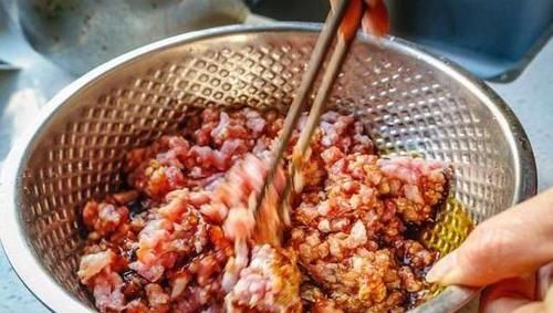 把“三样”东西加到饺子馅里，馅料光滑多汁，很好吃