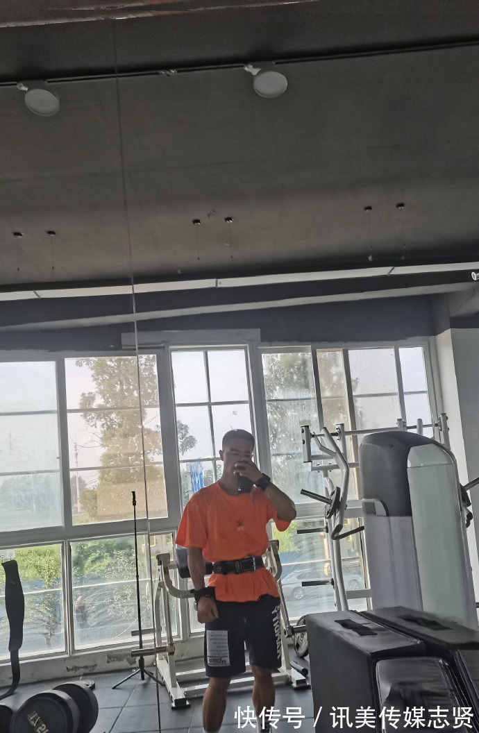 人鱼|肌肉小哥被迫营业,胸肌发达,人鱼线漂亮,太好看了!