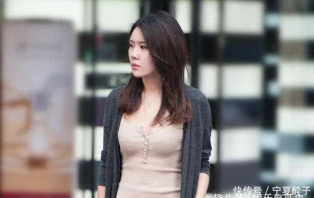 目光|街拍小姐姐一身裙装凸显时尚,修身又展现美感,很吸引路人目光