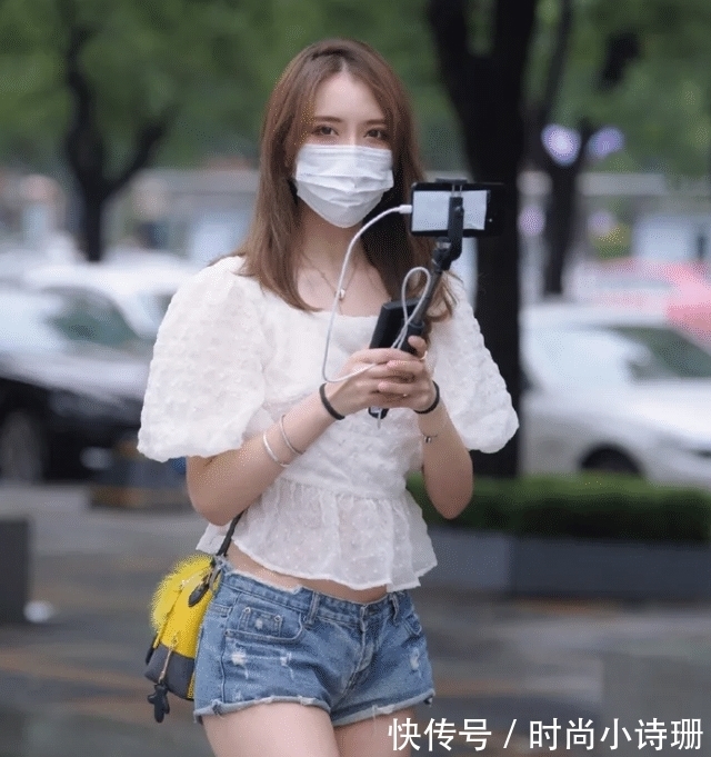 上衣 白色具有少女感的上衣，搭配短款牛仔裤，尽显出脱颖而出的美