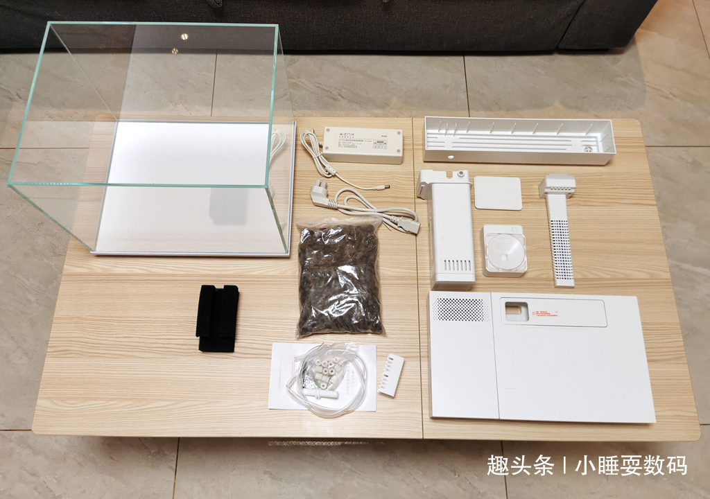 哪种鱼缸更适合养鱼画法几何AI智能鱼缸,水质监测还能自动喂食