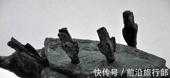 来历@老农钓鱼钓起一“乌龟”,背上插着4支箭,专家此物来历不简单!