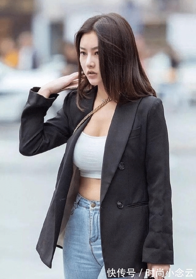 紧身牛仔裤|时尚美女，西装、裹胸、紧身牛仔裤混搭，好看又有吸引力