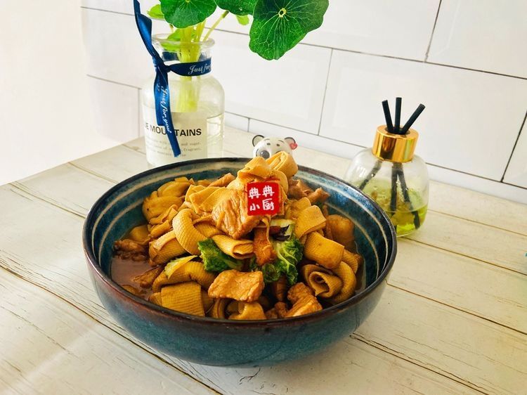 这一到冬天，我最喜欢猪肉蔬菜一锅烩了，好吃又简单