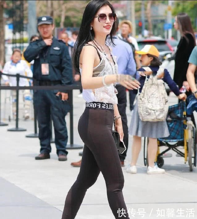 紧身|街拍时尚性感的紧身打底裤美女,轻松穿出魅力的女人味