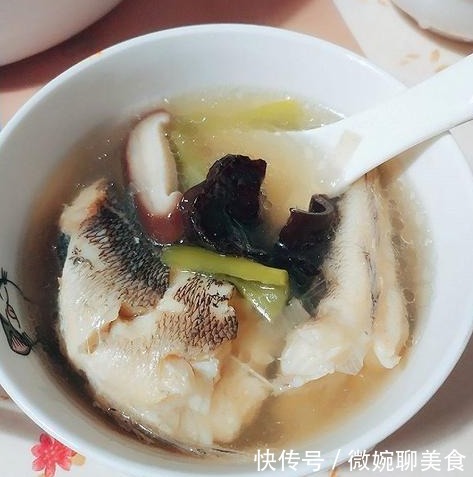 炖鱼汤|炖鱼汤时，先加水还是先煎鱼很多人都弄错，难怪鱼肉腥柴难吃！