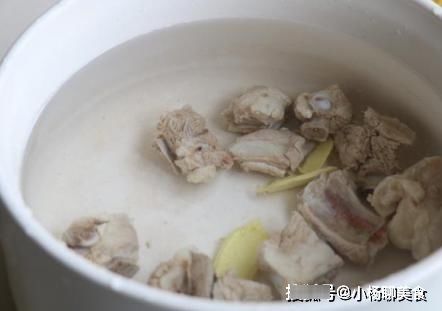 春夏时节来碗汤，滋补玉米与排骨相互碰撞，别有一番风味