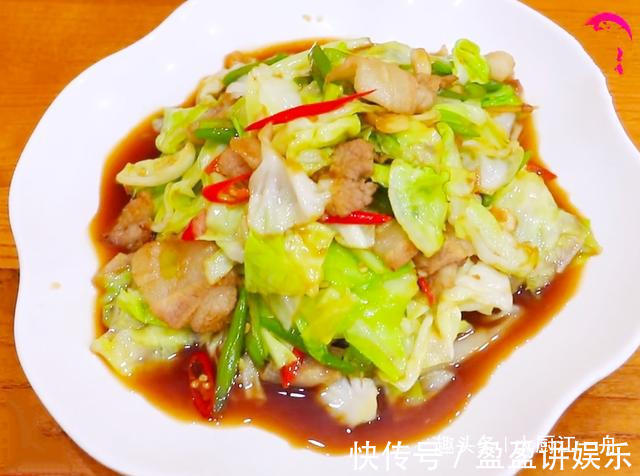 原来炒包菜也有窍门，多加这一步，包菜脆嫩又入味，比吃肉还过瘾