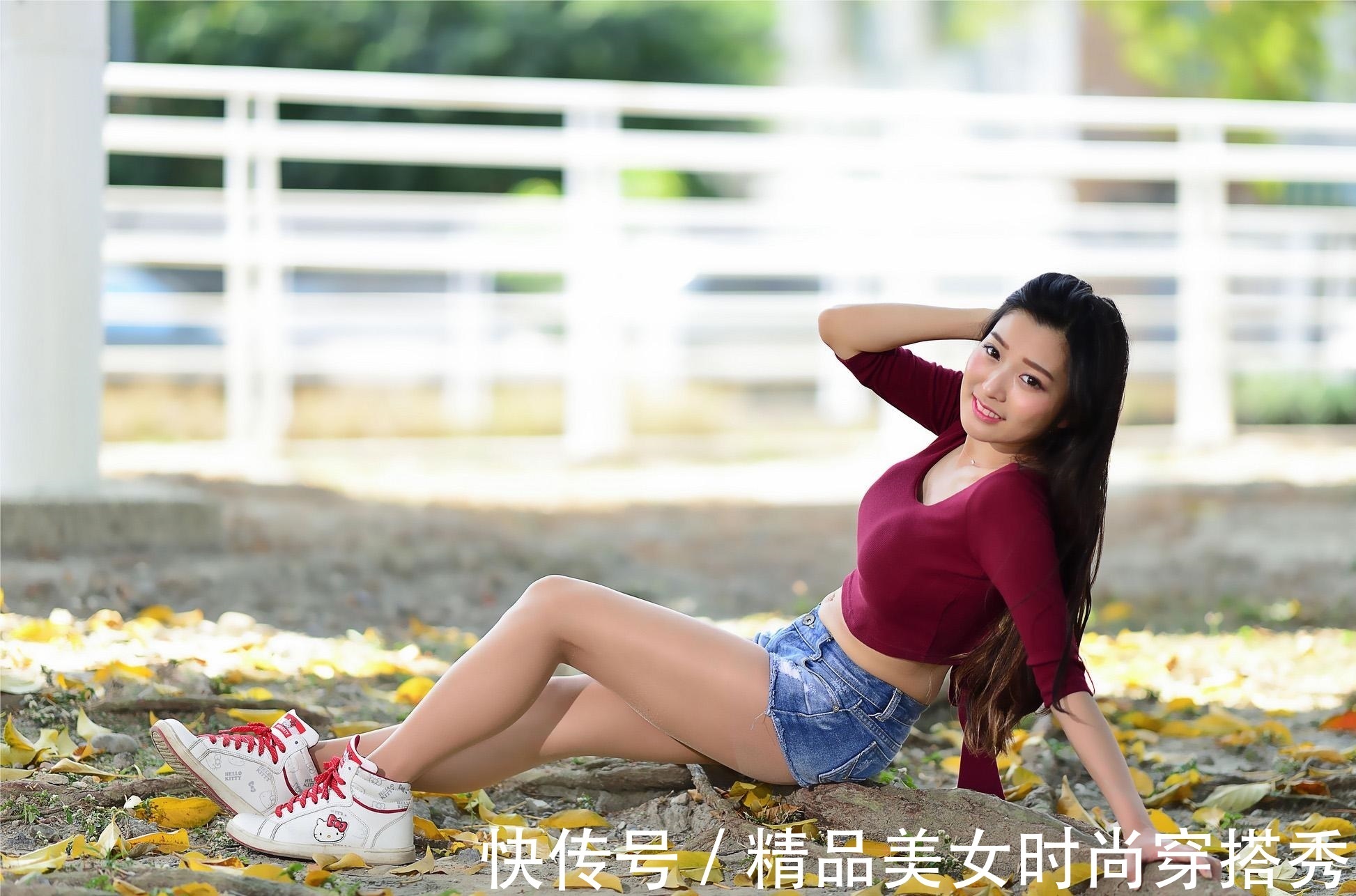 性感|青春阳光有活力！简约而有魅力的穿搭，时髦和性感并存