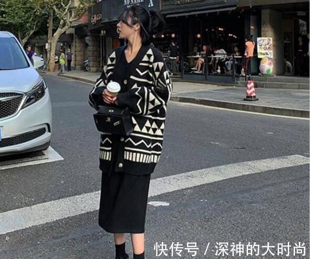 气质 深秋别着急买衣服，优雅女人都穿“裙子+外套”，显气质一绝！