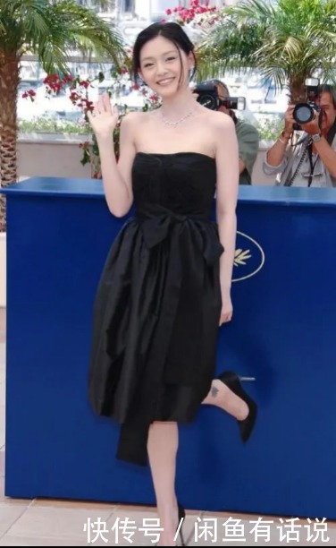 黑纱|大S越来越富态,头戴黑纱扮贵妇有模有样,开叉裙露蕾丝边不雅观