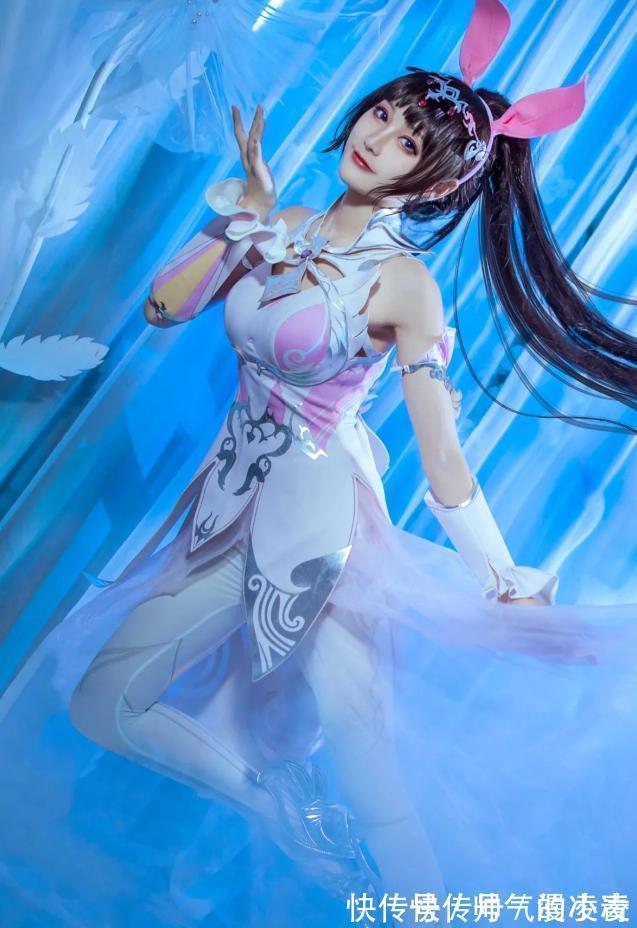 小姐姐|《斗罗》美女COS小舞,颜值超标,身材傲人,粉丝:心动的感觉