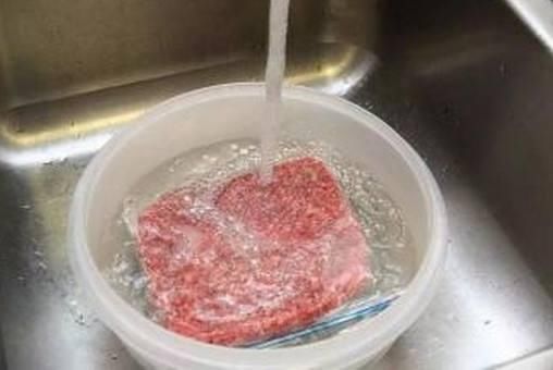 解冻肉时，用水泡就大错特错了！大厨分享8大解冻技巧请收好！