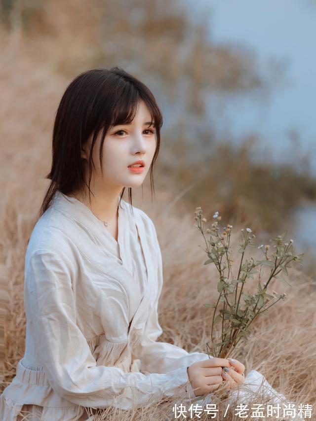 明星 美女户外写真,一袭长裙温柔漂亮,很有明星气质,是个漂亮的美女