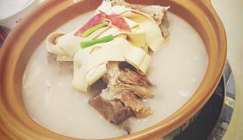 煮肉时 水面上的 白沫 是杂质还是精华 弄清楚 别让肉白炖了 快资讯