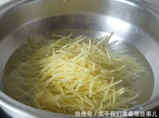 凉拌土豆丝,直接焯水是大错!多做2步,土豆丝洁白脆爽,更入味