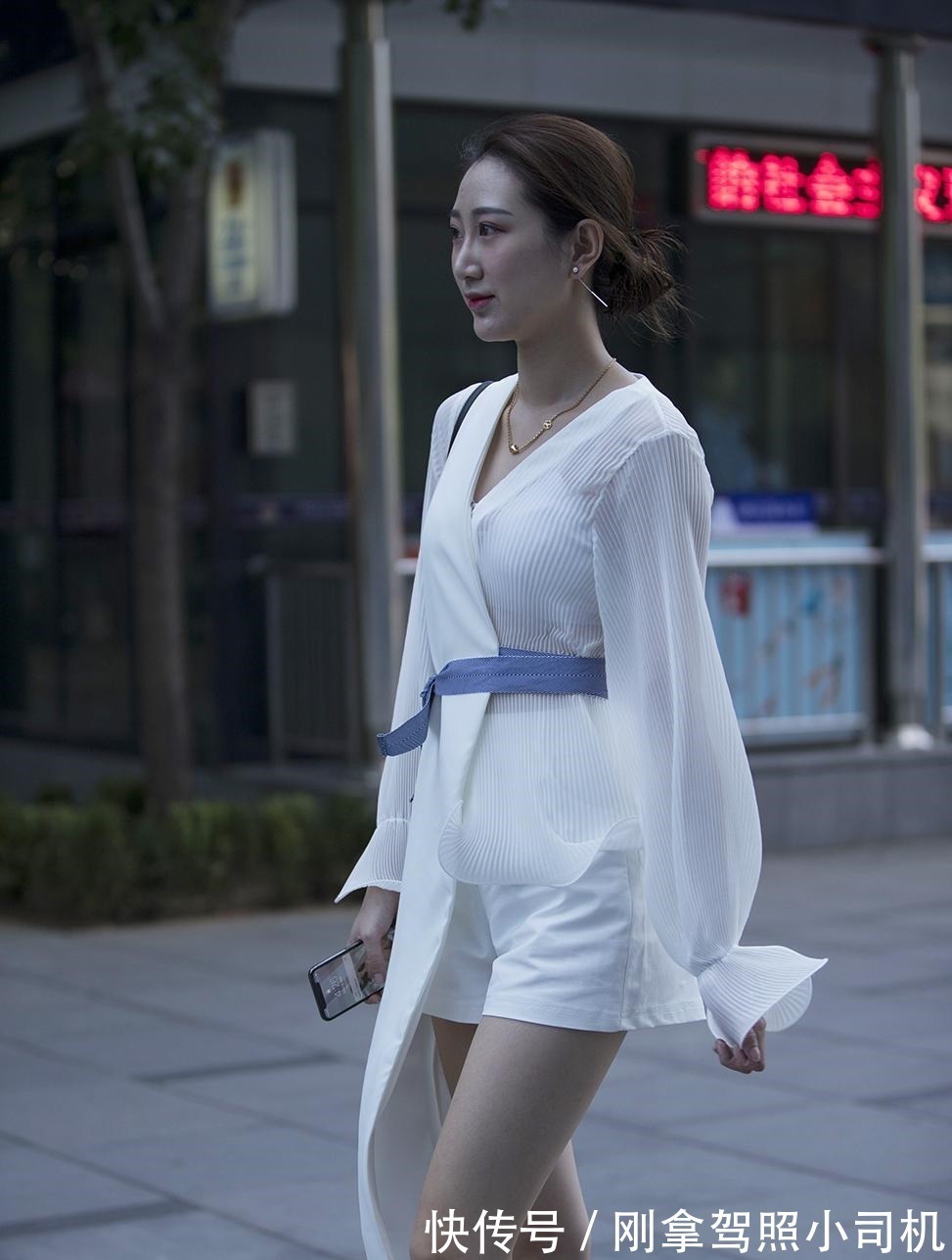 天女下凡 姑娘这件衣服也太有特点了吧, 您是天女下凡吗!