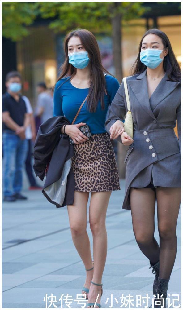 街拍:暖冬,美女穿豹纹短裙搭配一字带凉鞋,洋气有内涵、还很有档次