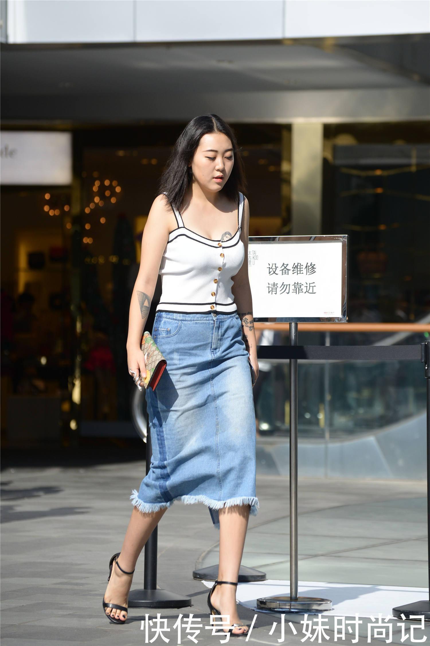 时尚|街拍高腰牛仔筒裙搭配一字带细高跟,微胖身材也可以搭配出时尚美