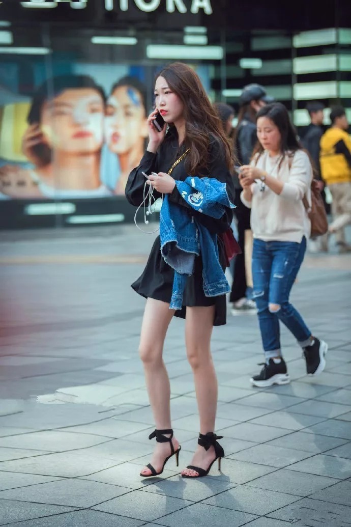 高跟鞋气质优雅,衬托出女生娇美身材