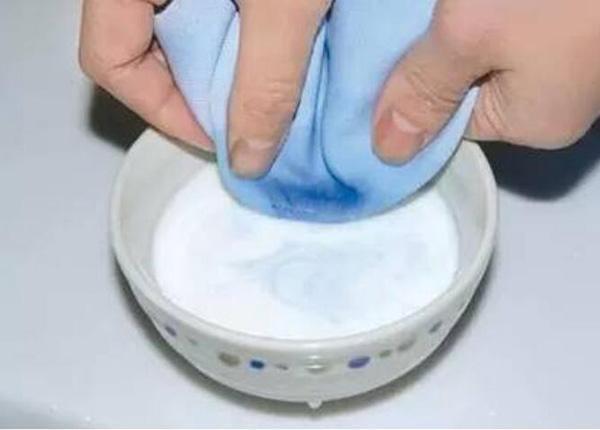 床单|床单一个月不洗,又黄又脏滴几滴不值钱的“它”,立马洁白如新