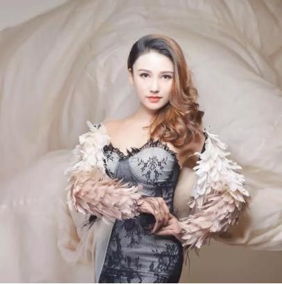 湖南卫视主持人咏儿陌陌直播间献唱 网友大呼可直接出圈