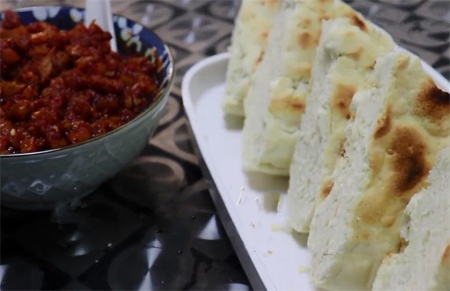 锅盔|教你做陕西特有的风味小吃锅盔馍,又圆又厚又好吃,实在太香了