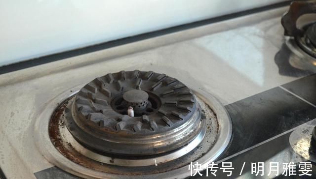 不管煤气灶有多脏，教你一招，不用一滴水，再脏的灶台一擦就干净