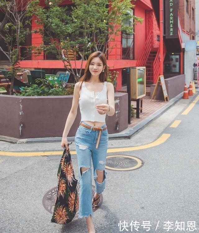 美女街拍:短款吊带衫搭破洞牛仔裤,彰显品味,个性十足