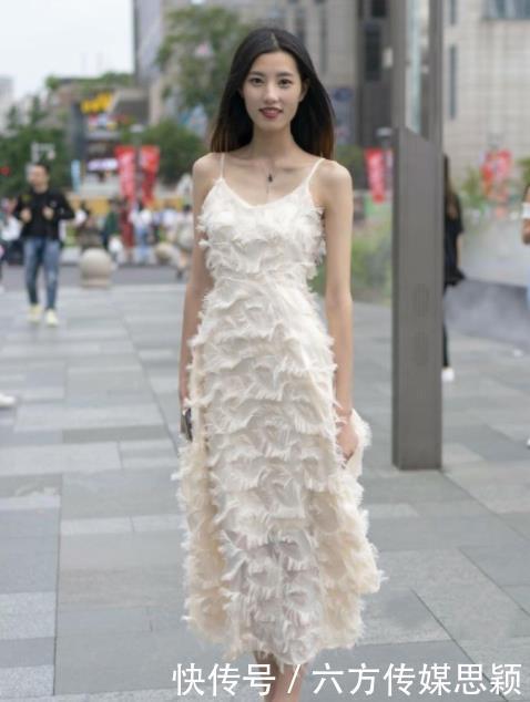 街拍美图街头小姐姐的装扮,十分清新可人,彰显落落大方的气场