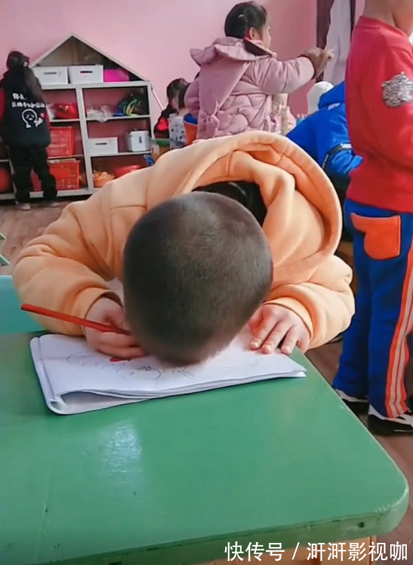 幅画@老师让画自己,萌娃说画不来,当他照着自己的脸临摹后,效果惊人