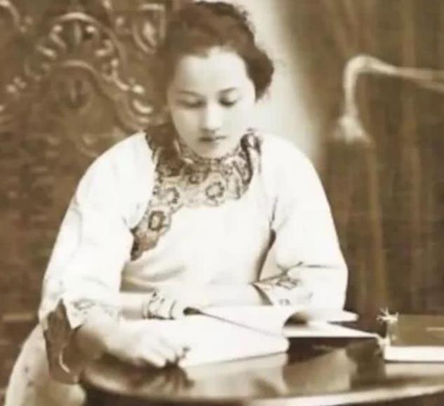 明星|宋庆龄年轻时有多美黑白老照片曝光,美得像整了容的大明星