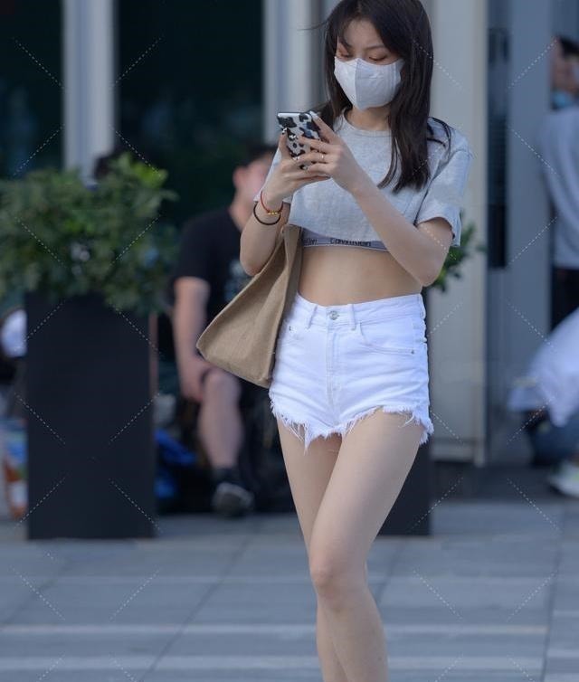 毛边 超短衫配小仙女风毛边裤,俏皮可爱,充满活力!