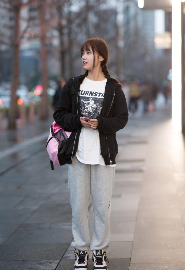 女人味|身材高挑的小姐姐,时尚大气,长发飘逸很有女人味