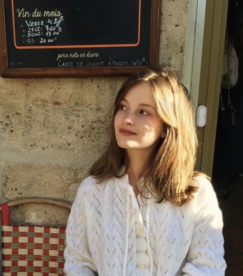 今年很流行“奶奶衫”,看似显老,穿上却很减龄,百搭不挑人