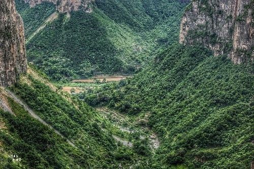 悬崖峭壁上|太行山深处发现了与世隔绝的村庄，现在要进去必须穿过绝壁公路