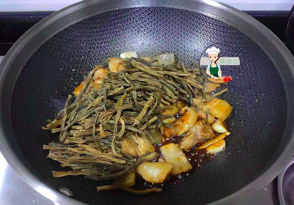 夏天此蔬菜多买点，晒干囤起来，泡一泡，切段焖五花肉，越嚼越香