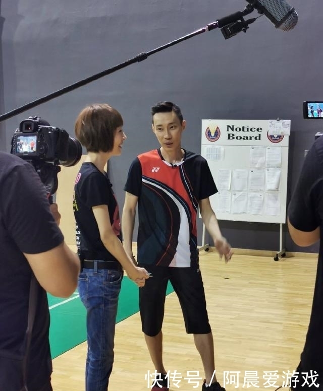 羽坛 心疼!羽坛名将李宗伟携家人拍摄节目,伤愈后消瘦程度不输鲁豫