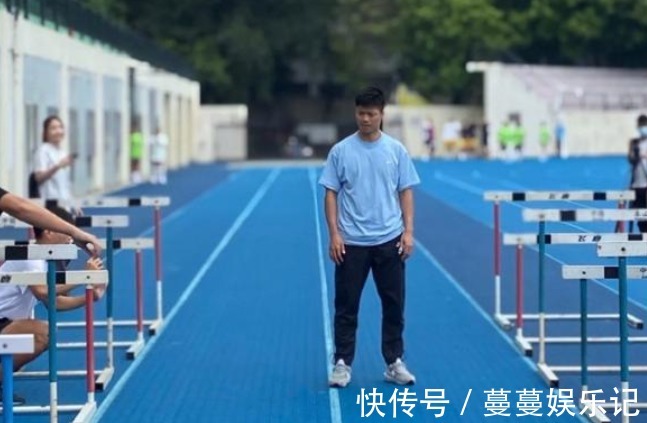 暨南大学|苏炳添上课照片曝光:一身蓝色T恤现身大学操场,指导学生超认真