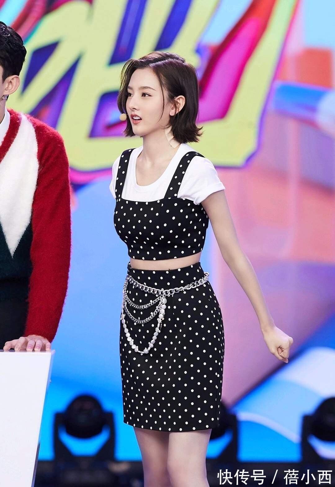 小白|夏日T恤“1+1”叠穿法,瞬间get博主风范,助你迅速提升穿衣品味