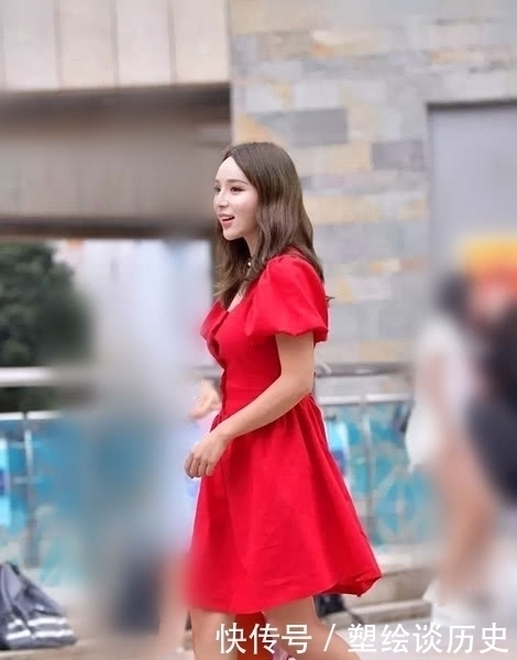 搭配|街拍,红色连衣裙的时尚美女,很好的展现优雅的气质与搭配