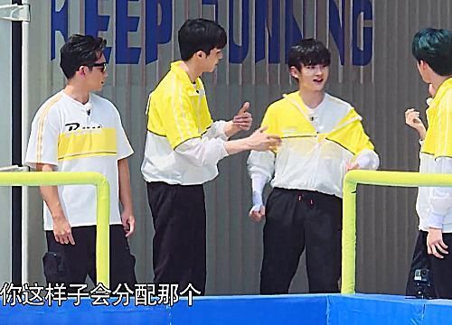 周震南跟陈立农同队,商讨跟蔡徐坤对决的方法,谁注意何洛洛咋做的